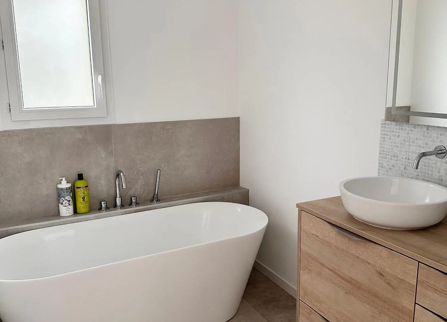 Chambre Avec Coin Repas & Fitness Beynost